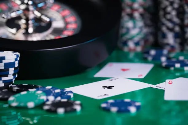 pachinko မြန်မာ ကစားသမားများ Mobile App ဖြင့် ငါးပစ်ဂိမ်း ကစားနေသောပုံ MMK ငွေသွင်းပြီး